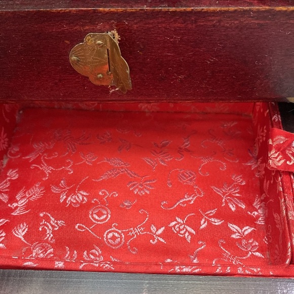 Vtg Oriental Wooden Jewelry Box Ornate Brass Carved Jade Inlaid w/ lock and key - Picture 6 of 16